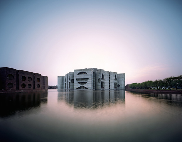 Regeringsgebouw in Dhaka (Bagladesh) van Louis Kahn