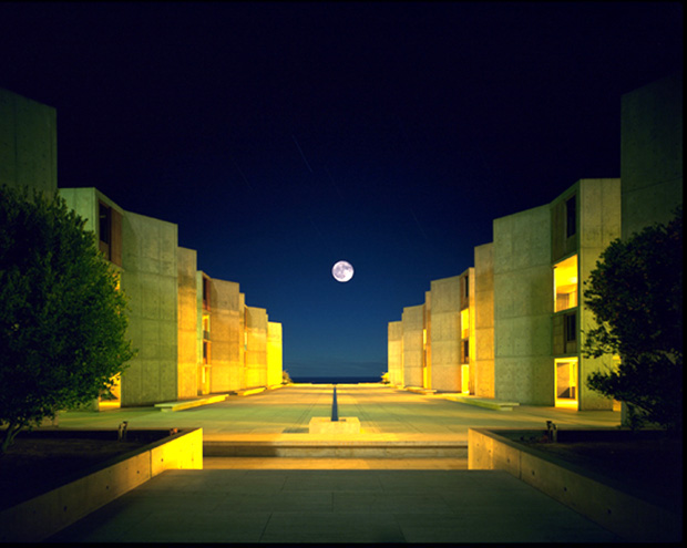 Salk Institute plaza in California van Louis Kahn