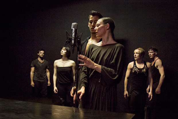 Domestica van Dansgroep Amsterdam/Van den Broek (c Robert Benschop)